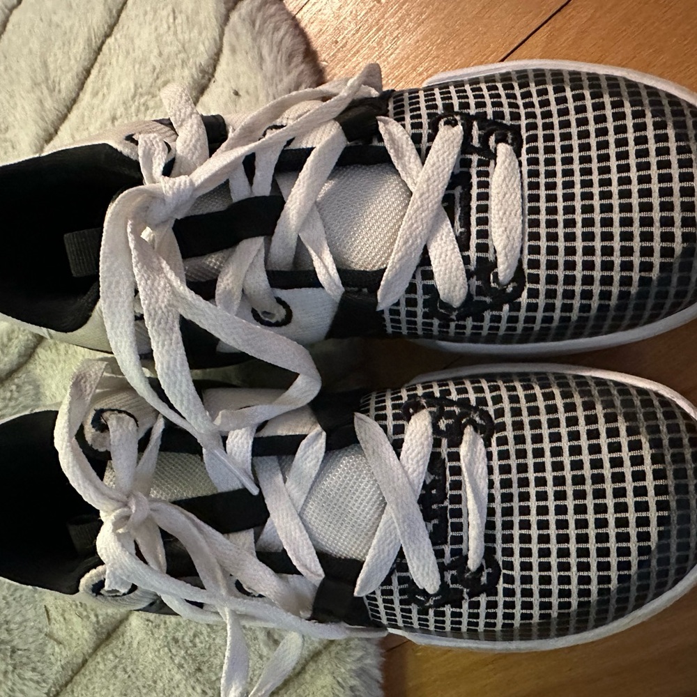 Nike LeBron Sneakers - Picture 5 of 10